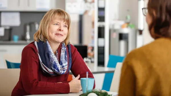 Dagmar, eine Frau mit hellen Haaren, im Gespräch.