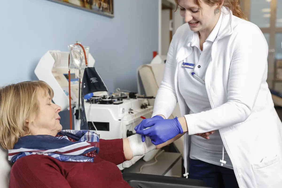 Eine Dame spendet Plasma und wird von einer Ärtzin betreut.
