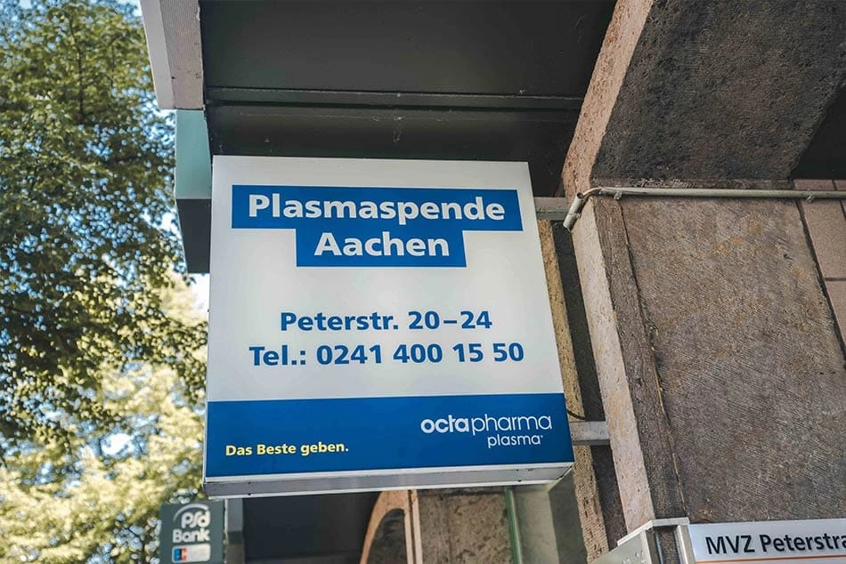 Das Schild vor einem Plasmaspende-Zentrum von Octapharma Plasma.