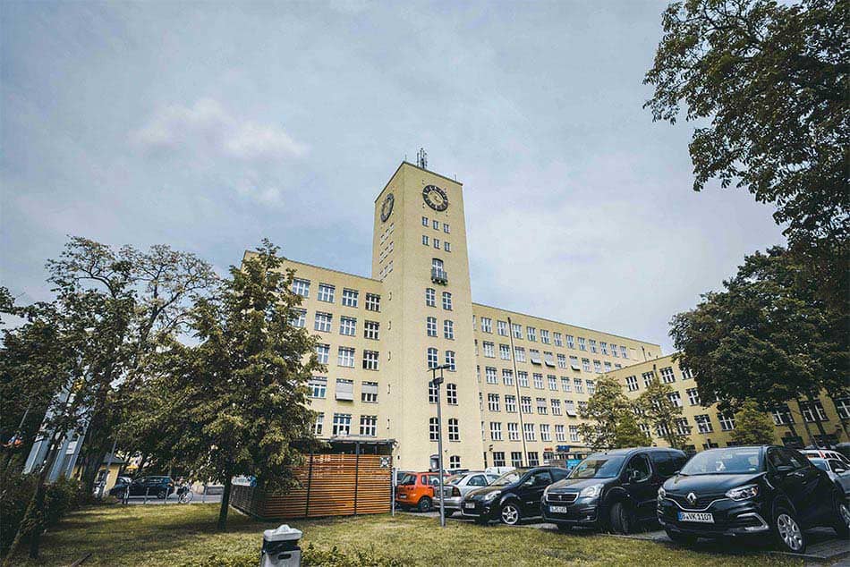 Mitarbeiter:innen in einem Plasmaspendezentrum blicken