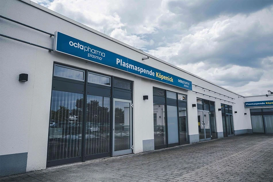 Die Fassade von einem Plasmaspende Zentrum in Berlin-Köpenick.