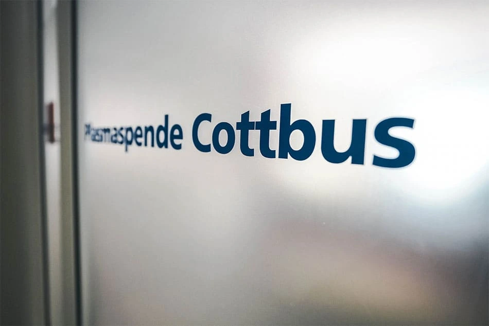 Ein Eingang mit dem Schriftzug "Plasmaspende Cottbus"
