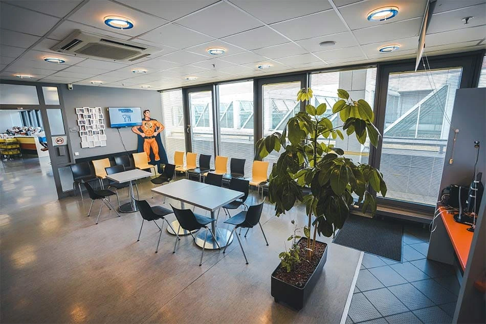Ein Warteraum mit einem Tisch und Stühlen in einem Spendezentrum.