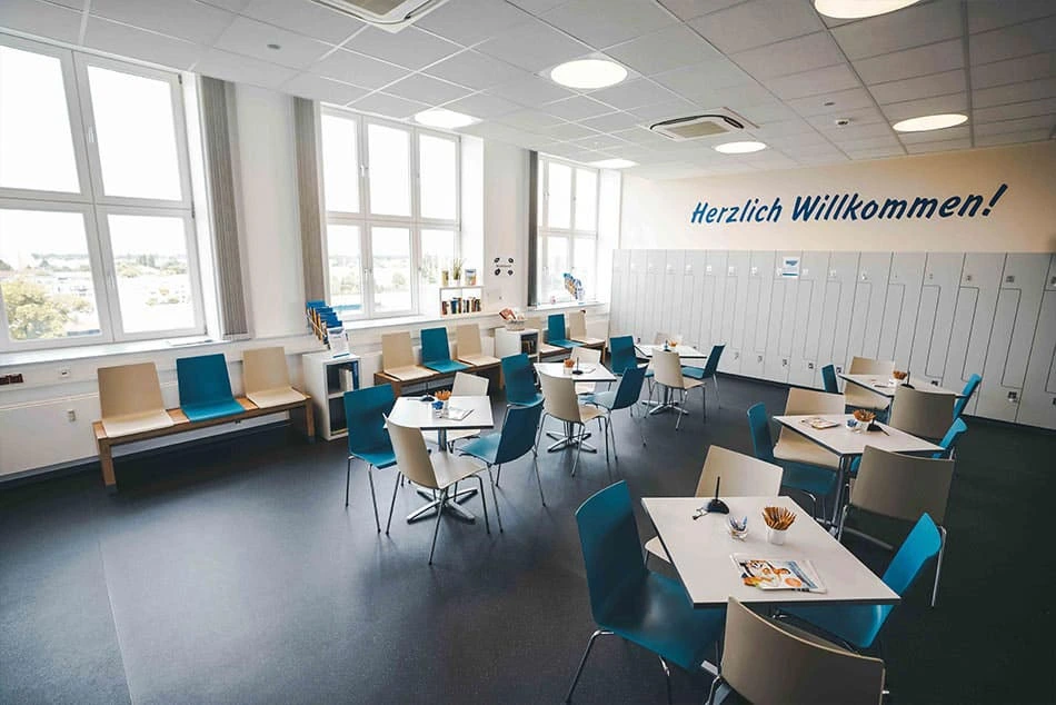 Ein Wartezimmer mit Stühlen und Tischen in einem Plasmaspende-Zentrum in Berlin-Spandau.