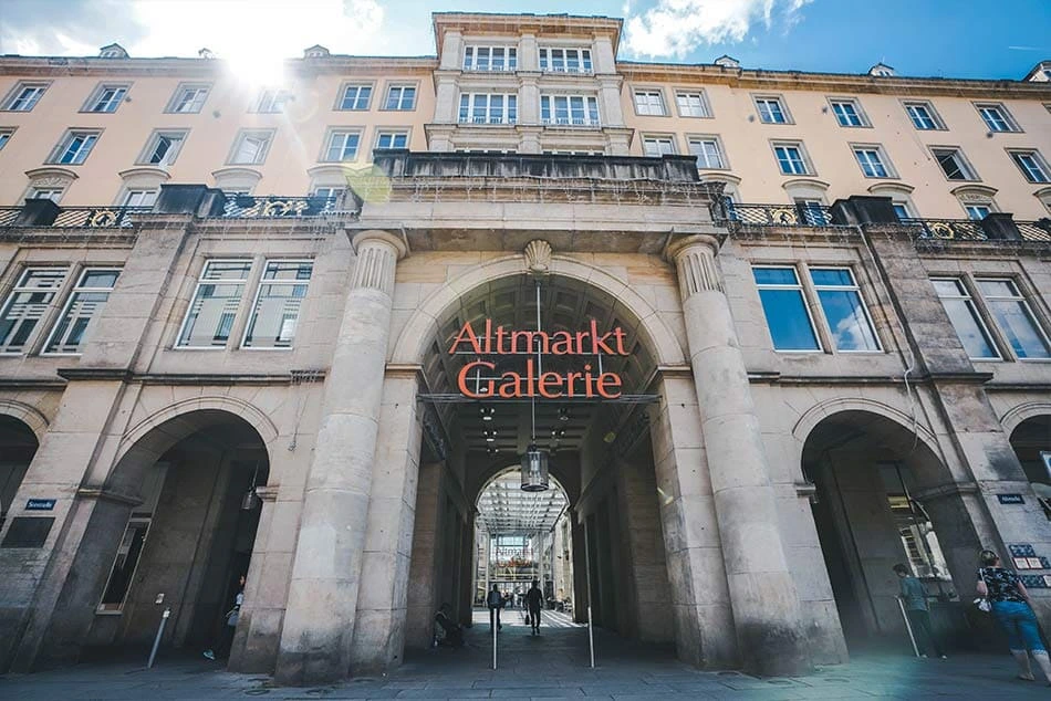 Eingangstor der Altmarkt Galerie in Dresden.