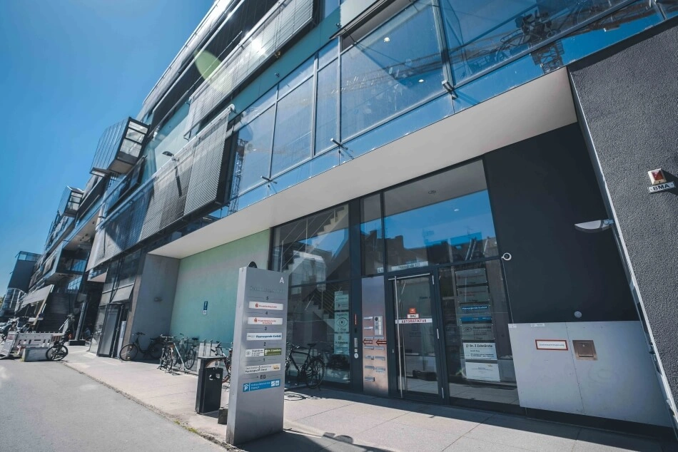 Die Fassade eines Hauses mit Eingang zu dem Plasmaspendezentrum in Krefeld.