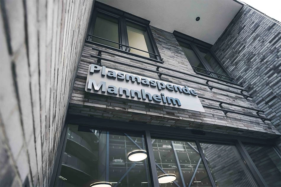 Ein Hauseingang mit dem Schriftzug "Plasmaspende Mannheim".