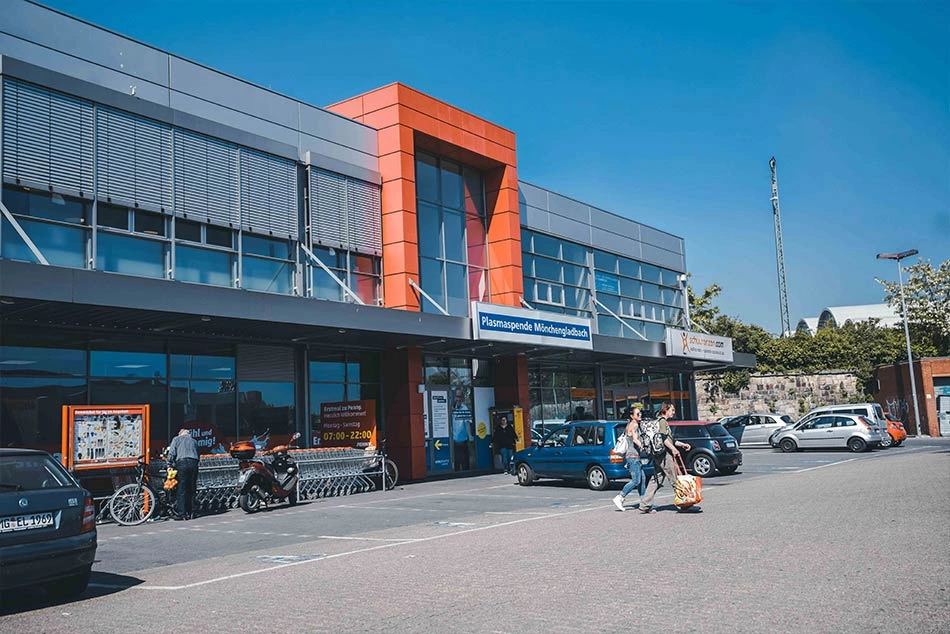 Das Gebäude und der Eingang von einem Plasmaspendezentrum in Mönchengladbach.
