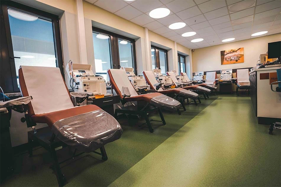 Liegen in einem Plasmaspendezentrum.