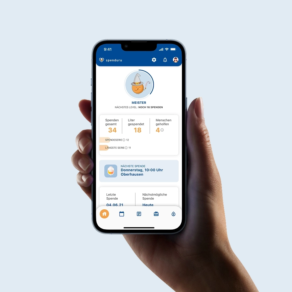 spenduru App in einer Hand vor hellem Blau.